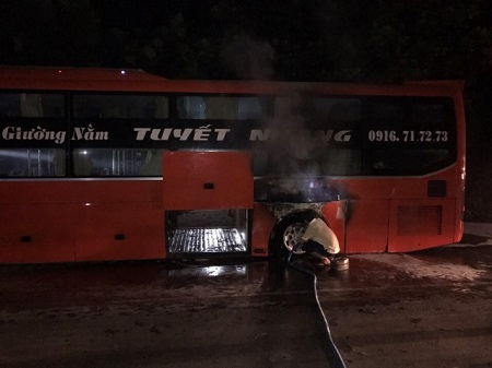 Xe giường nằm đang chạy bốc cháy dữ dội, hàng chục người tìm cách thoát thân