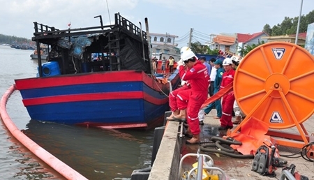 Xử lý sự cố 10.000 lít dầu tràn từ tàu cá bị cháy ở Quảng Ngãi