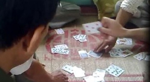 Đánh bài ăn thịt gà, 4 người bị công an phạt tiền ở miền Tây