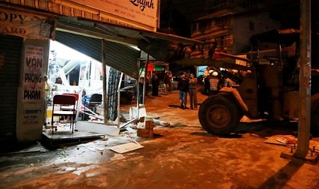 Xe tải tự trôi tông xe 7 chỗ và làm sập cửa tiệm uốn tóc