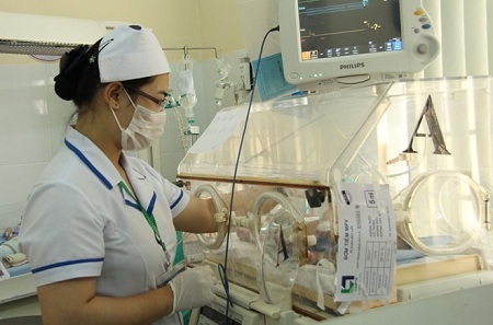 Bé 10 ngày tuổi bị uốn ván do người nhà dùng lưỡi lam cắt rốn