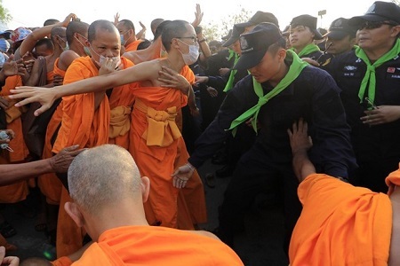 Căng thẳng gia tăng quanh chùa Thái có sư trụ trì bị cáo buộc tham nhũng