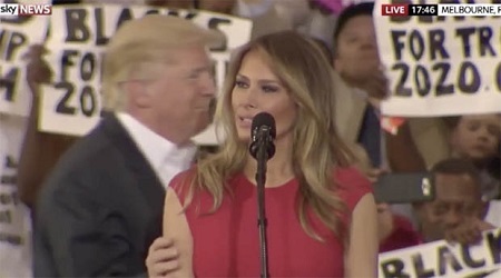 Melania Trump rùng mình sau cái chạm tay của chồng, Twitter lại ‘dậy sóng’