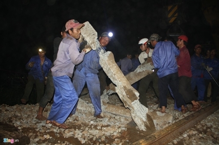 Công nhân trắng đêm cứu hộ tàu SE2 gặp nạn ở Huế