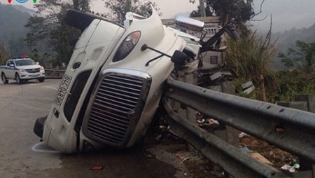  Nghẹt thở giải cứu 2 người bị kẹt khỏi xe bị lật trên đèo Lò Xo