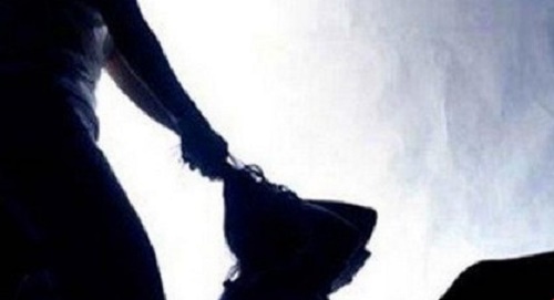 Khởi tố người giúp việc dí dao vào cổ chủ nhà để cướp