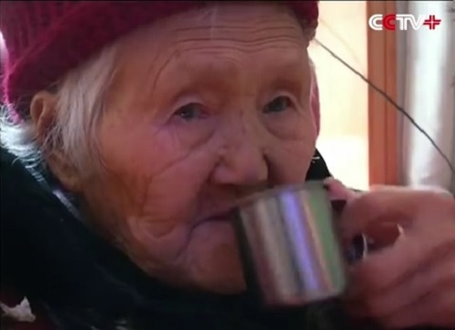 Kỳ lạ cụ bà U100 vẫn uống rượu suốt 60 năm qua