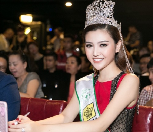 Hoa hậu Ngọc Duyên đội vương miện lộng lẫy đi chấm thi sắc đẹp