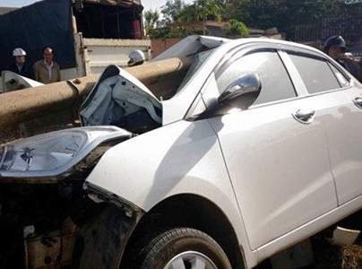 Thanh sắt xuyên dọc xe con, 4 người may mắn thoát nạn