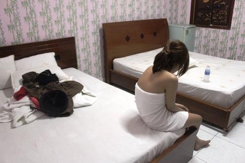 Đột kích cơ sở massage, bắt quả tang cặp nam nữ đang mua bán dâm