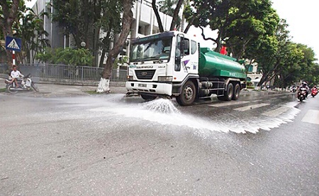 Hà Nội tốn 70 tỷ đồng rửa đường mỗi năm