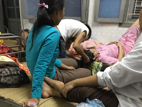 Chị em xuýt xoa ghen tỵ cảnh chồng trẻ gội đầu cho vợ bầu ngay trên giường bệnh