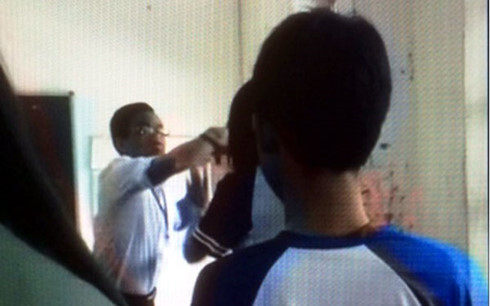 Kỷ luật thầy giáo xô xát với học sinh trong lớp