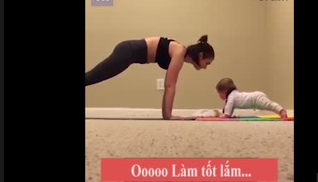 Video: Bé còn đóng bỉm tự mình 