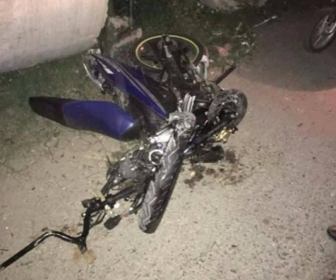 Tông thẳng xe máy vào ôtô, ba thanh niên tử vong 