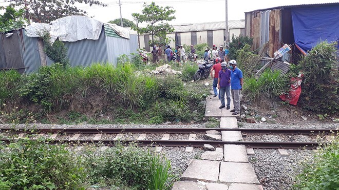 Vượt đường ray, hai thanh niên bị tàu hỏa đâm tử vong