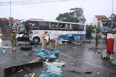Tai nạn trước cổng bến xe Đông Hà: Xe khách biến dạng, 2 người trọng thương