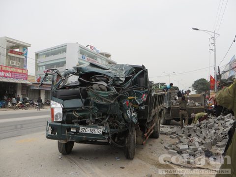 Xe tải tông nhau, tài xế kẹt cứng trong cabin