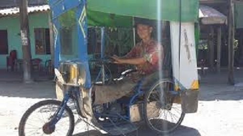 Cảm động chàng trai tật nguyền sửa xe từ thiện ở vùng đèo hiểm trở