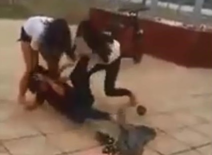 4 nữ sinh đánh hội đồng bạn vì ghen tuông bị kỷ luật