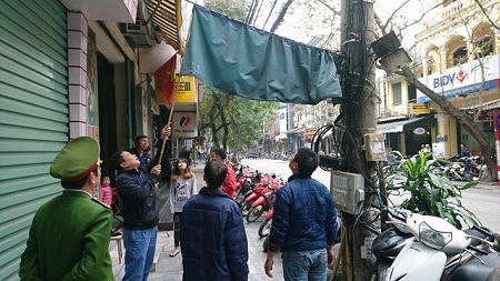 Vứt rác ra vỉa hè Hà Nội, một người phụ nữ bị phạt 6 triệu