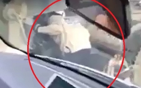 Thanh niên liều mình chui cả người và xe qua gầm container để thoát tắc đường