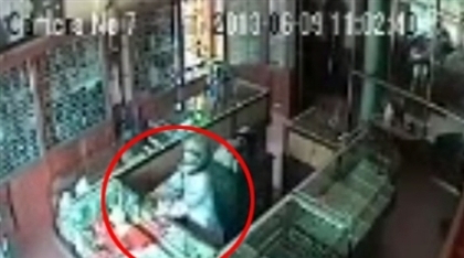 Thiếu tiền trả nợ, người đàn ông mang súng đi cướp tiệm vàng