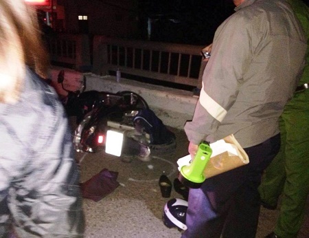 Dừng xe trên đường, thanh niên 19 tuổi bất ngờ nhảy cầu tự vẫn