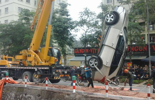 Mất lái, xế hộp bay qua dải phân cách, 