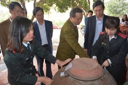 Hà Nội: Phát hiện 200 lít rượu không nhãn mác