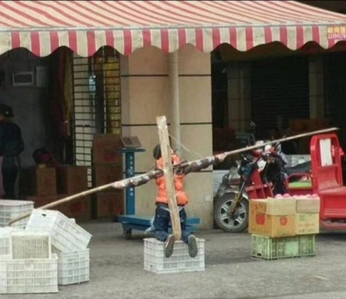 Bố mẹ 'đóng đinh' con trên phố vì tội không làm bài tập về nhà