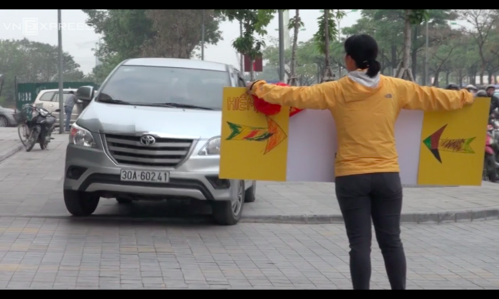 Người Hàn Quốc cầm biển chặn dòng xe lao trên vỉa hè Hà Nội