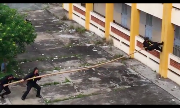 Đặc nhiệm Việt leo nhà 3 tầng bằng một cây tre như Ninja