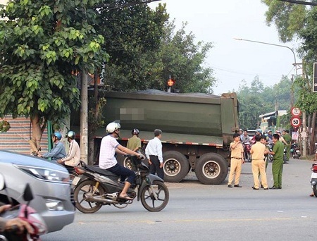 Bé trai 3 tuổi bò ra từ đống đổ nát khi ô tô đâm sập nhà