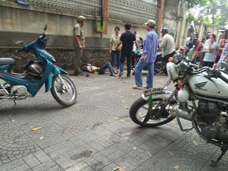 Tạm giữ nam thanh niên đâm bạn gái giữa phố vì ghen tuông