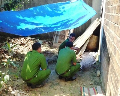 Một phụ nữ quyên sinh trong vườn nhà