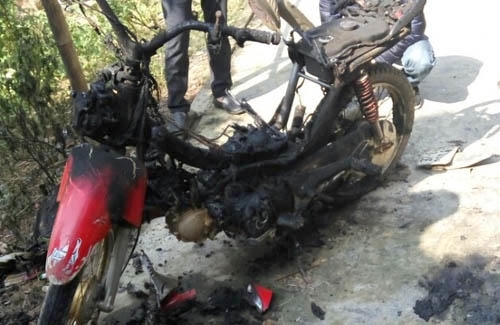 Khởi tố thanh niên 9X đốt xe máy của nhóm trai lạ để 