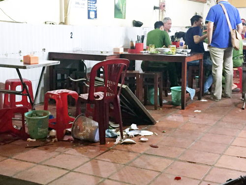 Can ngăn ẩu đả, trung úy công an bị nhóm giang hồ đánh nhập viện