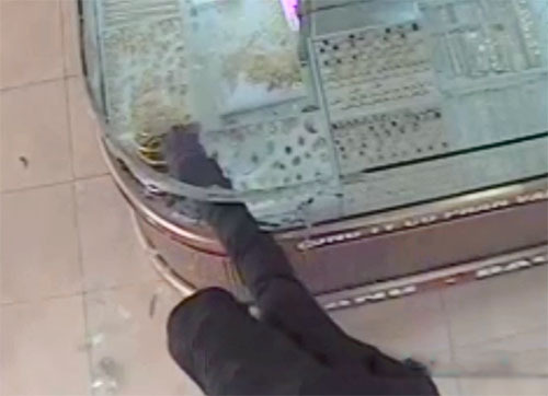 Kẻ cầm búa cướp tiệm vàng trong 2 giây sa lưới sau 5 năm lẩn trốn