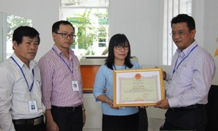 Nhặt được 1 tỷ đồng, nữ nhân viên điện lực trả lại người mất