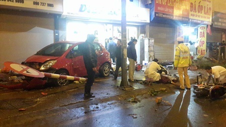 Hiện trường vụ ô tô “điên” đâm hàng loạt xe máy, nhiều người trọng thương