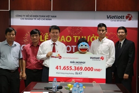 Người phụ nữ đeo mặt nạ Doraemon nhận giải độc đắc Vietlott 41 tỷ đồng