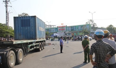 Xe máy va chạm container, chồng chết, vợ nguy kịch