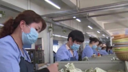 Nữ nhân viên đếm tiền nhanh như máy ở Trung Quốc