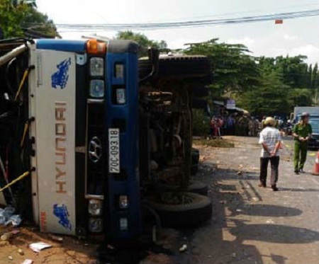 Lật xe tải chở sắn, 2 người tử vong