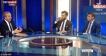 Đang phỏng vấn trên sóng trực tiếp, nam MC bất ngờ ngất xỉu rồi biến mất