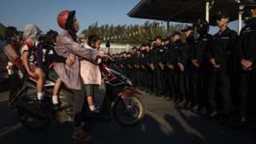 Nhà sư bị cáo buộc rửa tiền bỏ trốn, Thái Lan phong tỏa đền Dhammakya