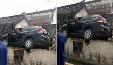 Mất lái, ô tô 'leo' lên nóc nhà nằm yên vị