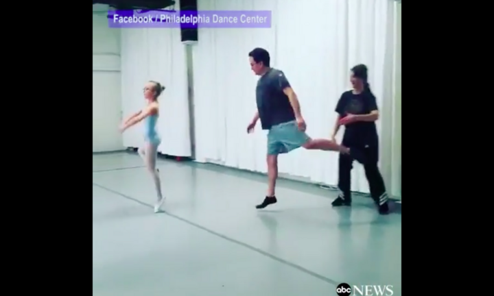 Video hai bố con múa ballet thu hút 18 triệu lượt xem ở Mỹ