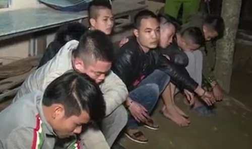 Tạm giữ nhóm thanh niên vác hung khí đi đòi nợ trong đêm ở Phú Thọ